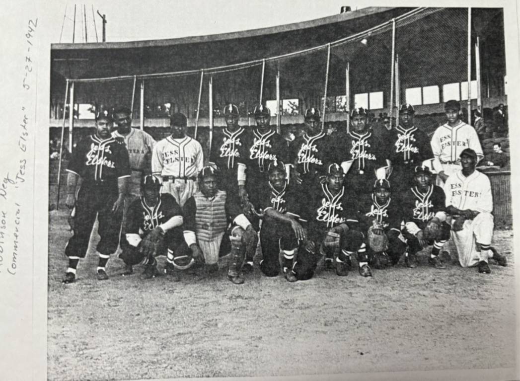 Group of baseball players taking a team photo